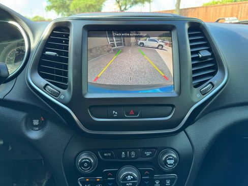 Used 2019 Jeep Cherokee Trailhawk AWD/4WD image 18
