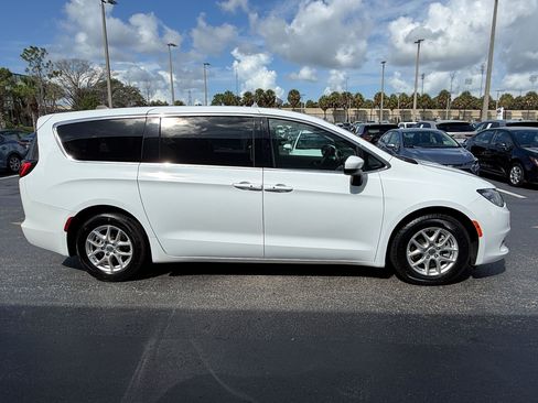 Used 2023 Chrysler Voyager LX FWD image 8