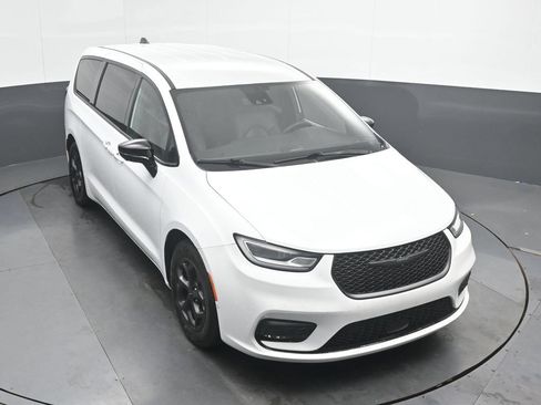 Used 2024 Chrysler Pacifica Limited FWD image 31