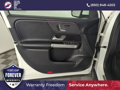 Used 2023 Mercedes-Benz GLB 250 4MATIC w/ Premium Package image 17