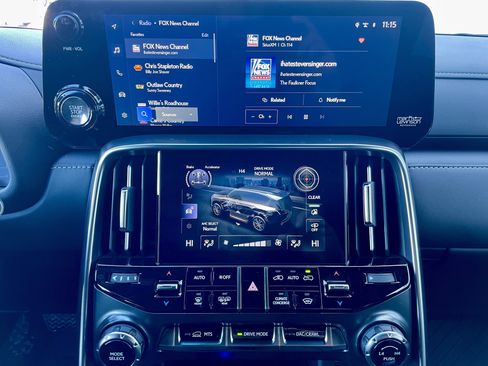 Used 2025 Lexus LX 600 4WD w/ Luxury Package image 29