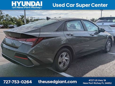 Used 2025 Hyundai Elantra SE w/ Cargo Package FWD image 2