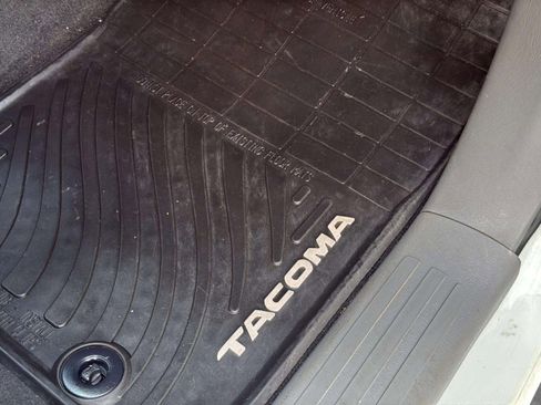 Used 2015 Toyota Tacoma PreRunner image 37