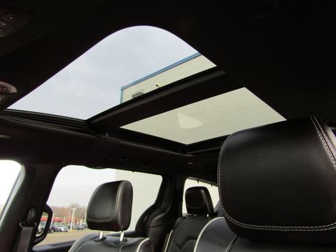 Used 2025 Chrysler Pacifica Limited image 13