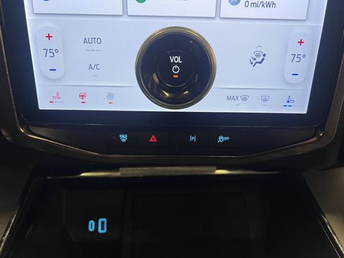 Used 2024 Ford F150 Lightning Lariat image 25