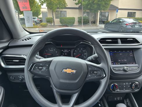 Used 2023 Chevrolet TrailBlazer LT FWD image 22