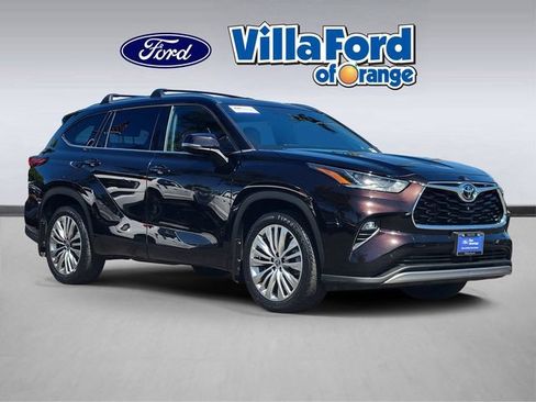 Used 2022 Toyota Highlander Platinum FWD image 1
