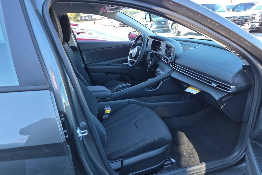 New 2026 Hyundai Elantra SE FWD image 18