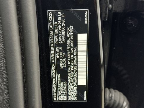 Used 2025 Volvo XC40 B5 Plus image 21