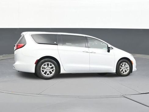 Used 2022 Chrysler Voyager LX FWD image 53