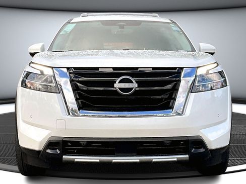 Used 2023 Nissan Pathfinder SL image 2