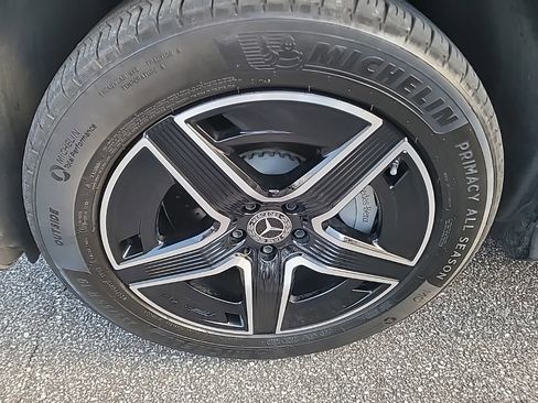 Used 2025 Mercedes-Benz GLC 300 4MATIC image 3