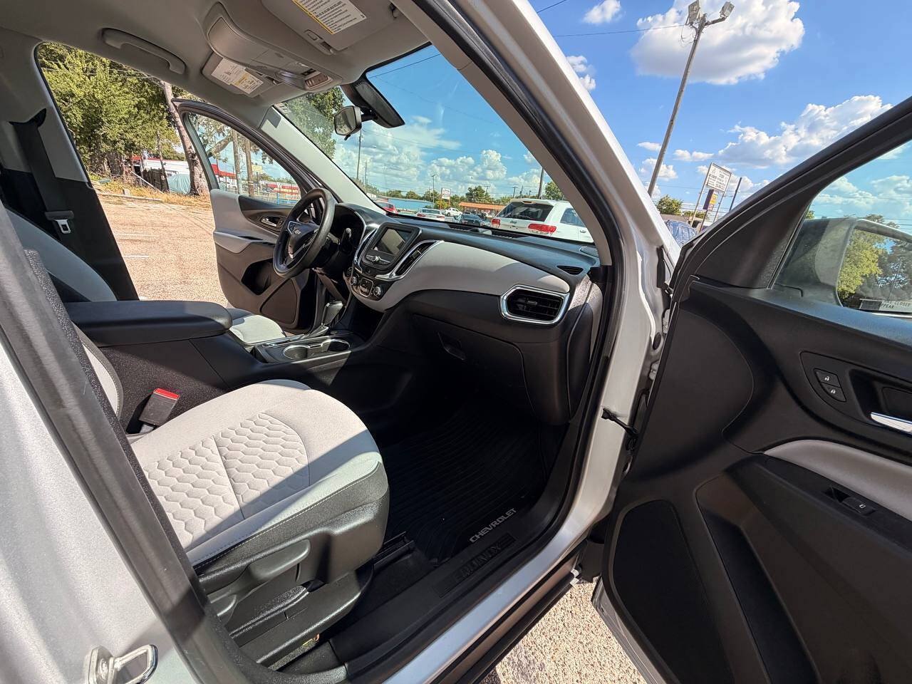 Used 2019 Chevrolet Equinox LS FWD image 12