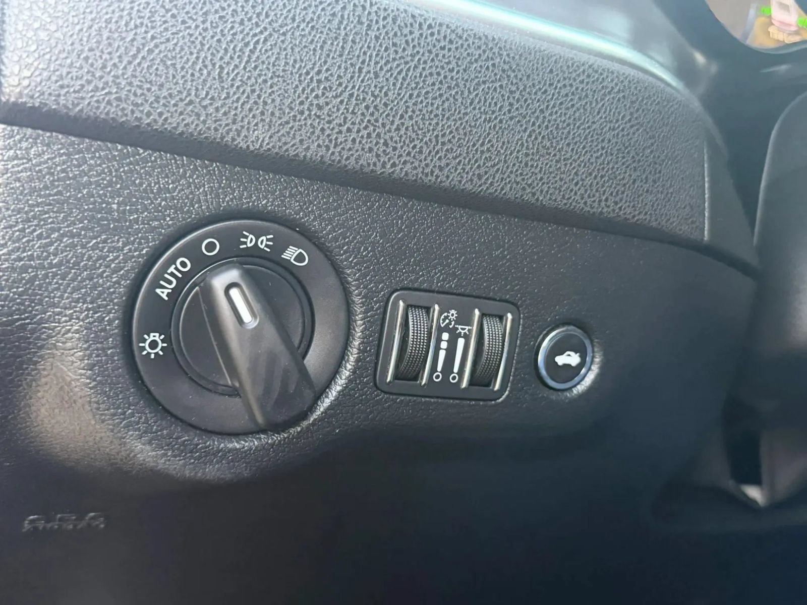 Used 2018 Dodge Charger SXT RWD image 32