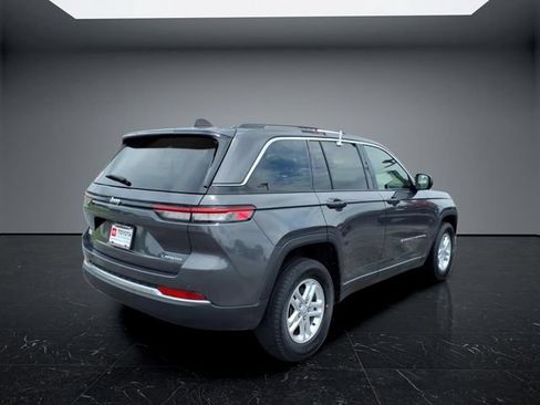 Used 2024 Jeep Grand Cherokee Laredo RWD image 3