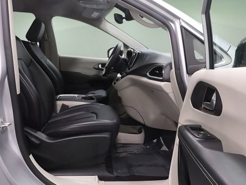 Certified 2024 Chrysler Pacifica Touring-L FWD image 13