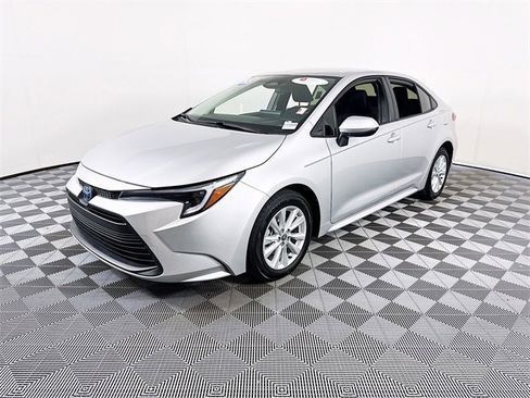 Certified 2025 Toyota Corolla LE image 3