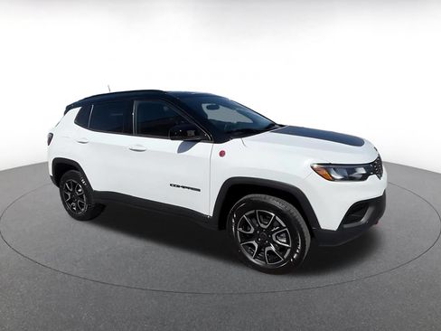Used 2025 Jeep Compass Trailhawk AWD/4WD image 2