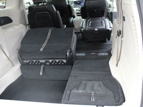 Used 2023 Chrysler Pacifica Touring-L image 34