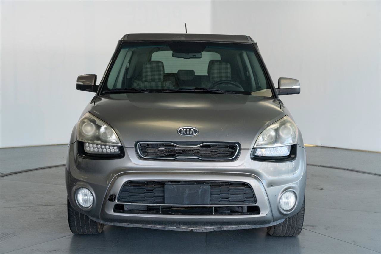 Used 2012 Kia Soul ! FWD image 2