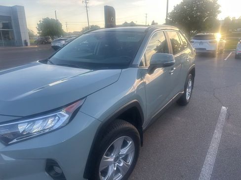 Used 2021 Toyota RAV4 XLE w/ Convenience Package AWD/4WD image 4