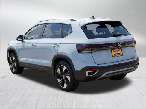Used 2025 Volkswagen Taos SE w/ Panoramic Sunroof Package AWD/4WD image 5