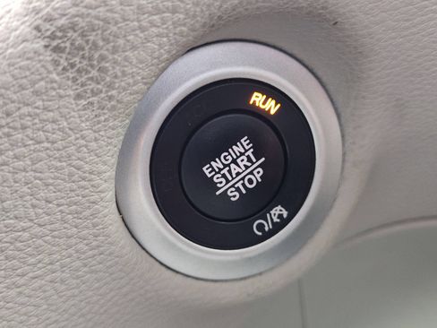 Used 2023 Chrysler Pacifica Limited FWD image 21