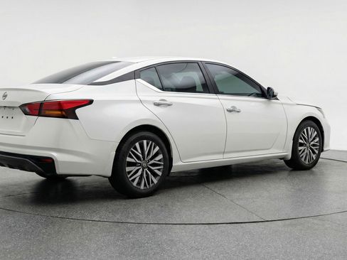 Used 2025 Nissan Altima 2.5 SV FWD image 9