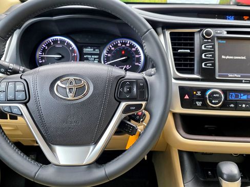 Used 2016 Toyota Highlander LE AWD/4WD image 20