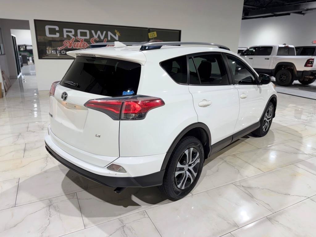 Used 2018 Toyota RAV4 LE FWD image 8