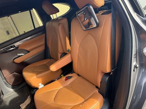 Used 2021 Toyota Highlander Platinum image 10