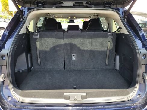 Used 2025 Toyota Highlander LE FWD image 22