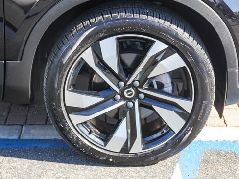 Used 2025 Volvo XC40 B5 Plus image 10