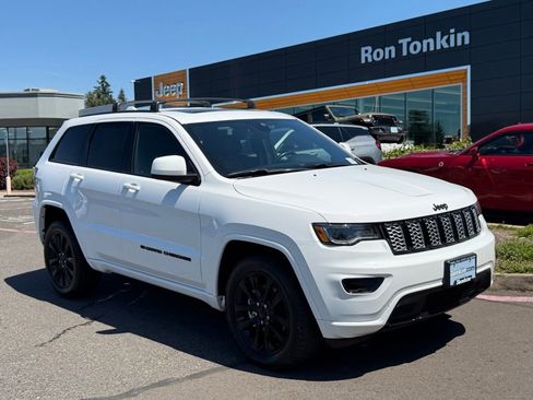 Used 2022 Jeep Grand Cherokee Laredo X AWD/4WD image 2