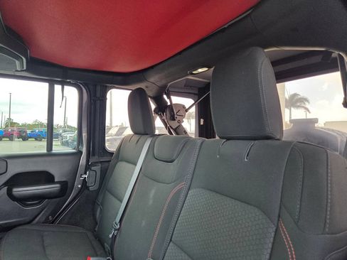 Used 2022 Jeep Wrangler Unlimited Rubicon AWD/4WD image 18