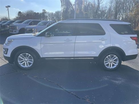 Used 2016 Ford Explorer XLT image 30