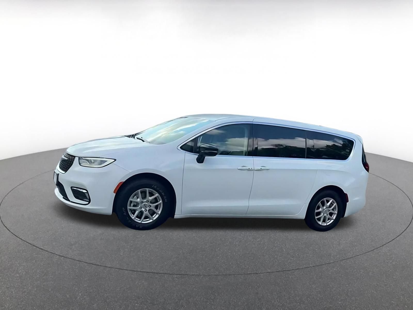 Used 2024 Chrysler Pacifica Touring-L FWD image 7