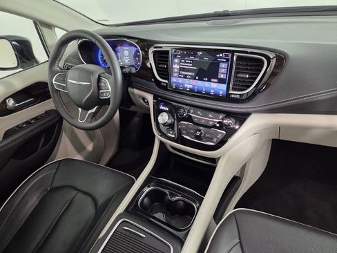 Certified 2024 Chrysler Pacifica Limited image 34