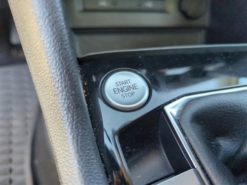 Certified 2023 Volkswagen Taos SE w/ Panoramic Sunroof Package image 19