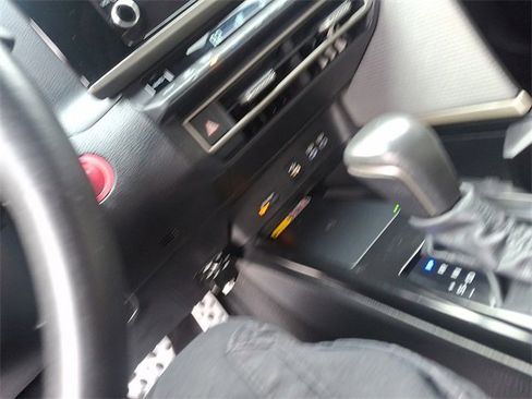 Used 2025 Toyota Camry SE image 27