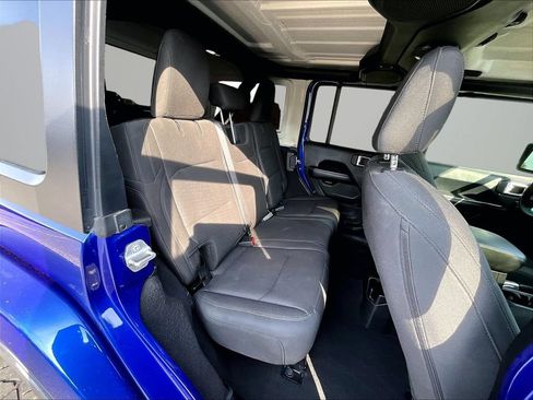 Used 2018 Jeep Wrangler Unlimited Sahara AWD/4WD image 28