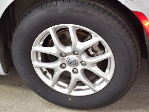 Used 2024 Chrysler Pacifica Touring-L FWD image 36