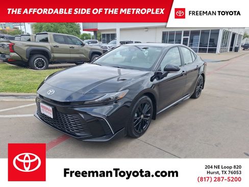 Used 2025 Toyota Camry SE image 1