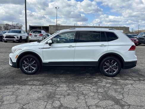 Used 2023 Volkswagen Tiguan SE w/ Panoramic Sunroof Package image 2