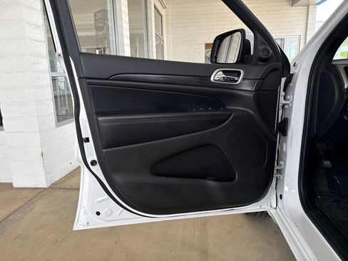 Used 2019 Jeep Grand Cherokee Altitude RWD image 10
