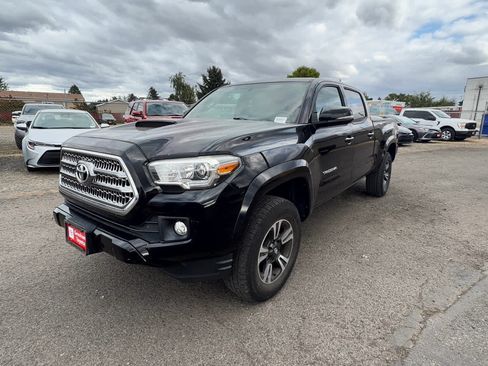Used 2017 Toyota Tacoma TRD Sport w/ Premium & Technology Package AWD/4WD image 4