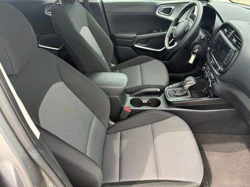 Used 2025 Kia Soul LX w/ LX Technology Package FWD image 36