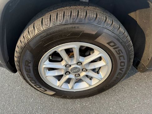 Used 2019 Jeep Grand Cherokee Laredo RWD image 38