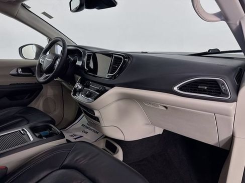 Used 2022 Chrysler Pacifica Touring-L FWD image 29