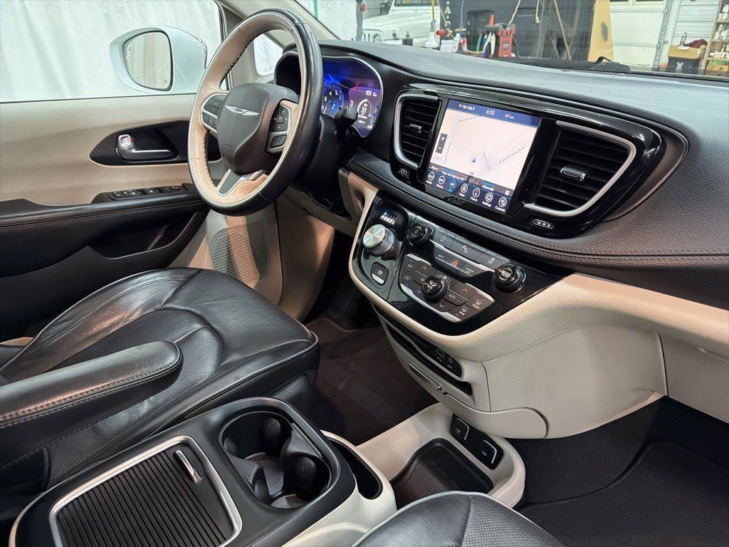 Used 2020 Chrysler Pacifica Limited FWD image 37
